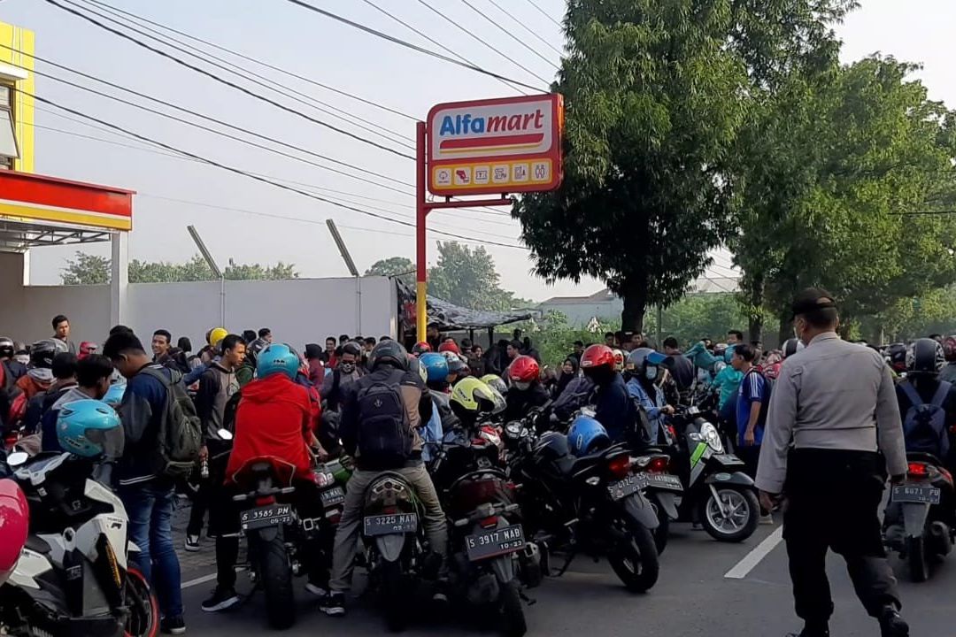Cegah Corona, Ratusan Pelamar Karyawan Minimarket Dibubarkan Paksa