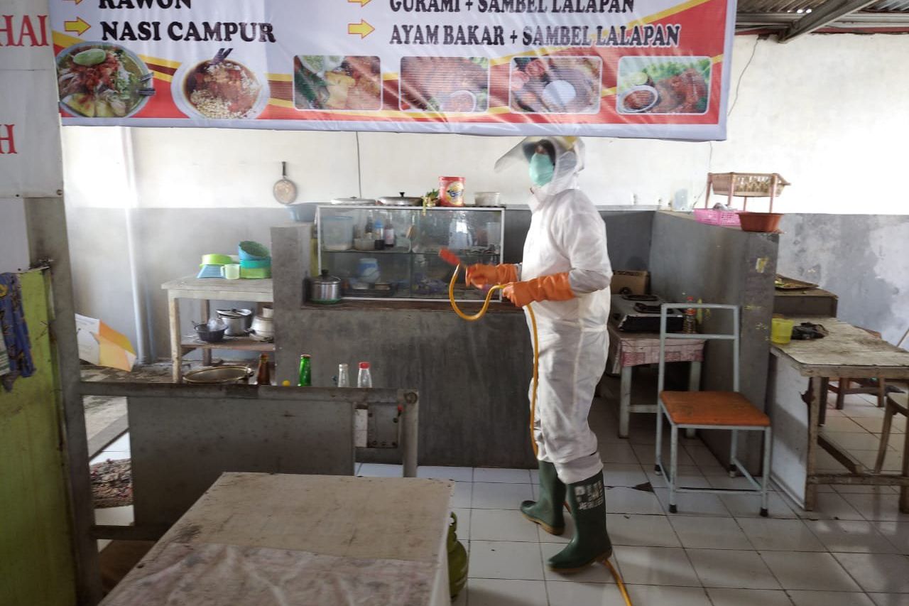 PWI dan IJTI Bantu PMI Jember Semprot Disinfektan ke Pusat Kuliner   