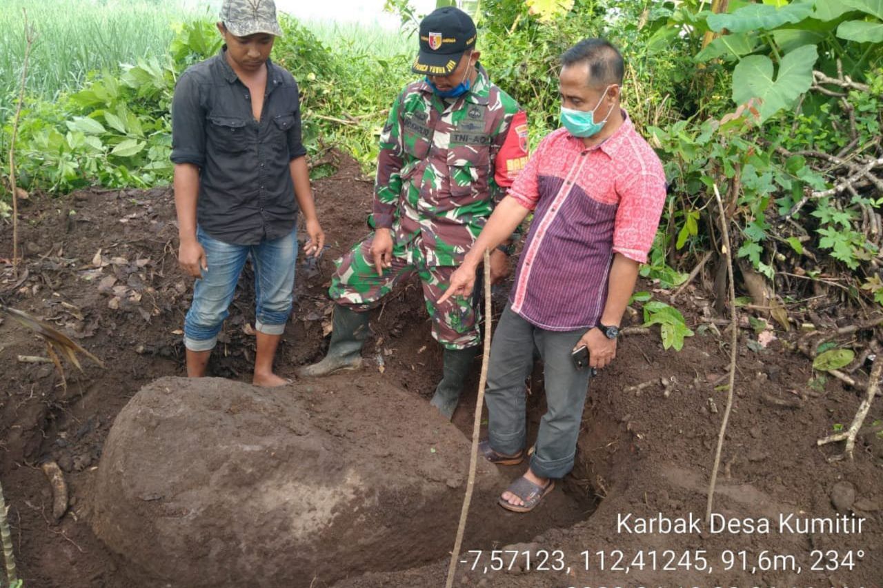 Temuan Sepasang Batu Pipi Tangga Kuatkan Dugaan Kumitir Area Situs Besar