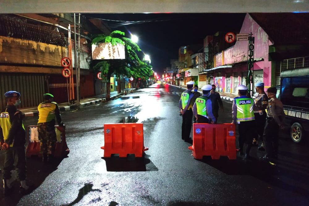 Petugas Perketat Aturan Masker dan Larangan Berbonceng di Jalan Protokol Kota Mojokerto
