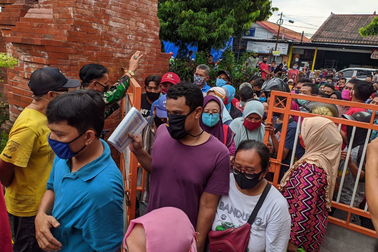 Ambil BST Dampak Covid-19, Warga Berdesakan Tak Jaga Jarak