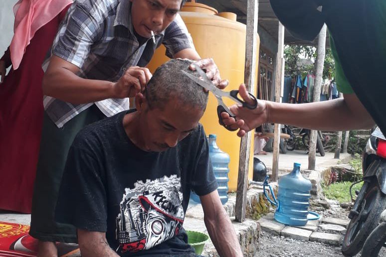 Gugatan Pencemaran Limbah B3 Ditolak, Warga Lakardowo Cukur Gundul