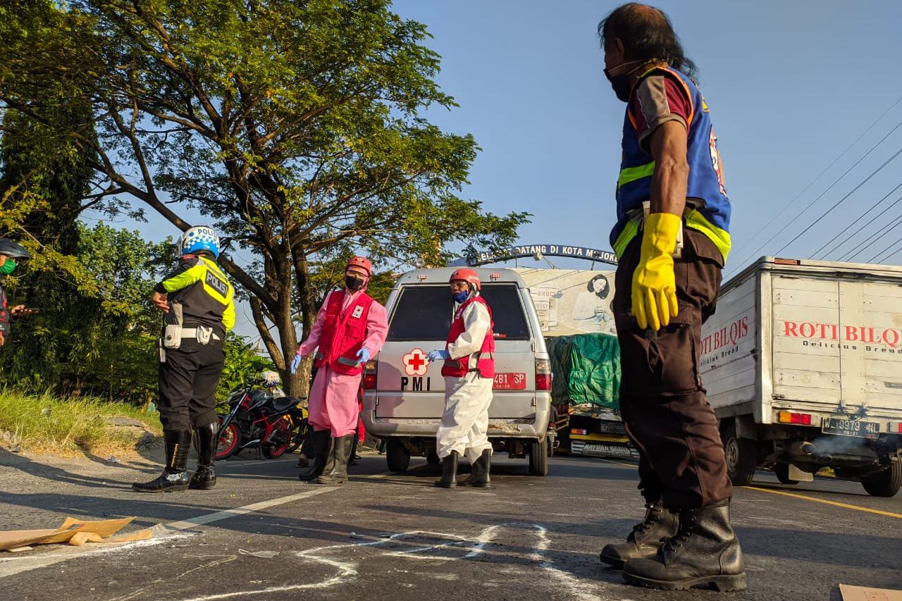 PNS Asal Nganjuk Tewas usai Menabrak Truk Kontainer