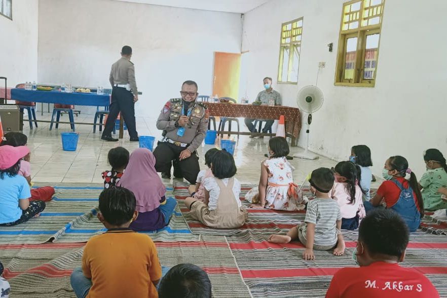 Agar Tak Jenuh, Polres Mojokerto Beri Hiburan dan Game Edukasi pada Anak