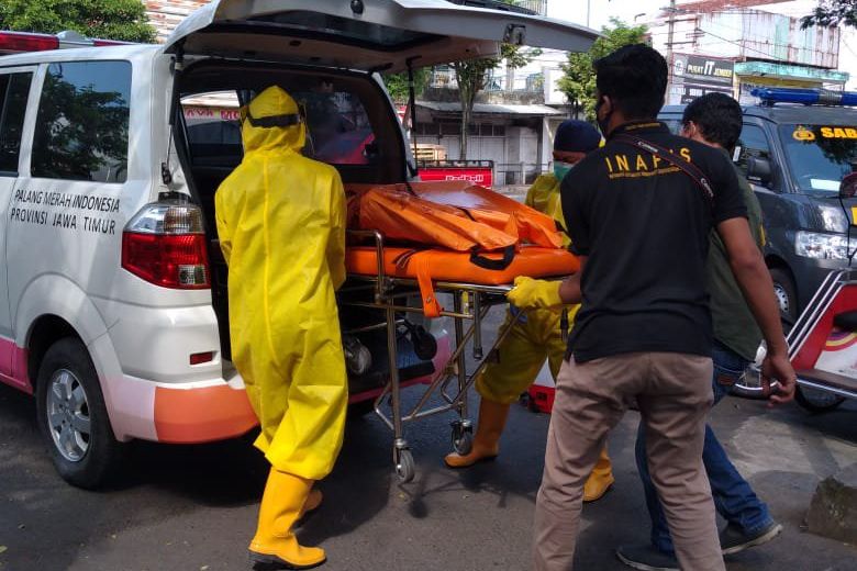 Jenazah Pria Lansia Dievakuasi dengan Protap Covid-19