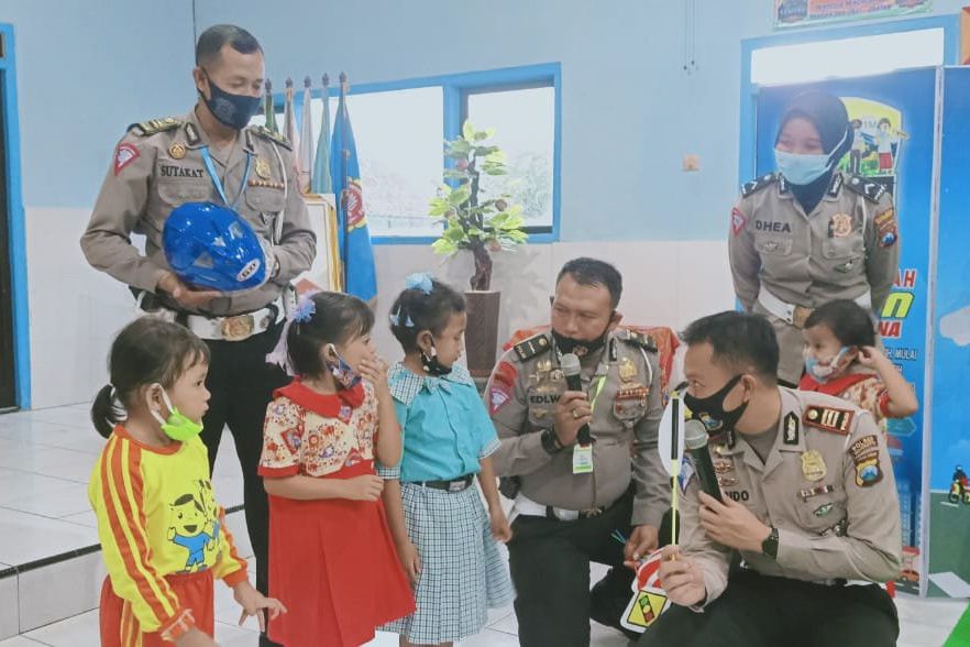 Perpustakaan Keliling Polres Mojokerto Edukasi Anak di Tengah Pandemi