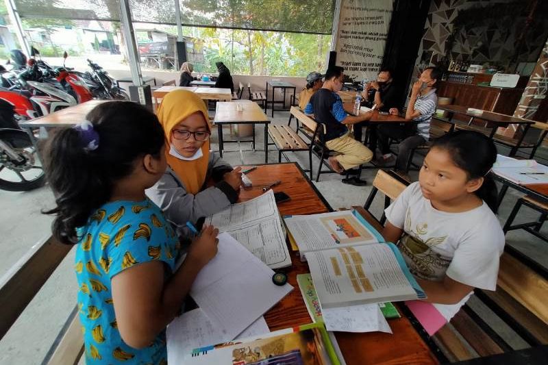 Belajar Daring di Warkop atau Kafe, Hemat Sekaligus Rentan Penyebaran Covid-19