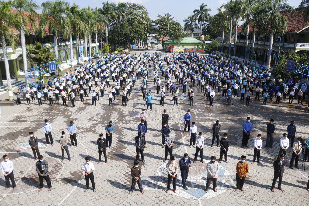 Sembuh dari Covid-19, Puluhan Santri Gontor Disambut Salawat Badar