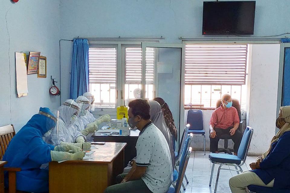 Abai Prokes, Ratusan Pedagang Pasar di Madiun Reaktif Covid-19