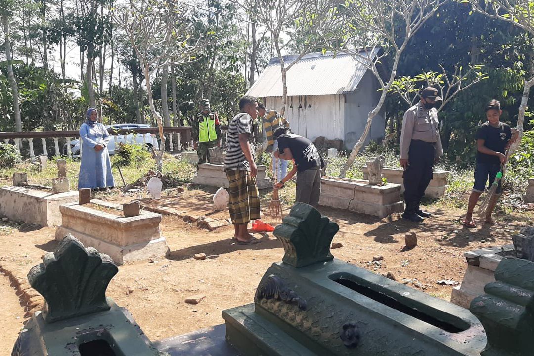 Tak Pakai Masker, Warga ‘Dihukum’ Bersihkan Makam