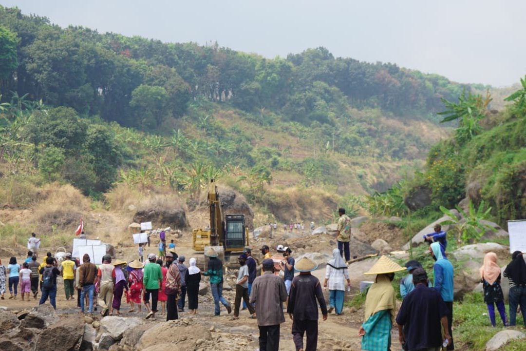 Ratusan Warga Tiga Desa Hentikan Paksa Galian C di Sungai Galuh Mojokerto