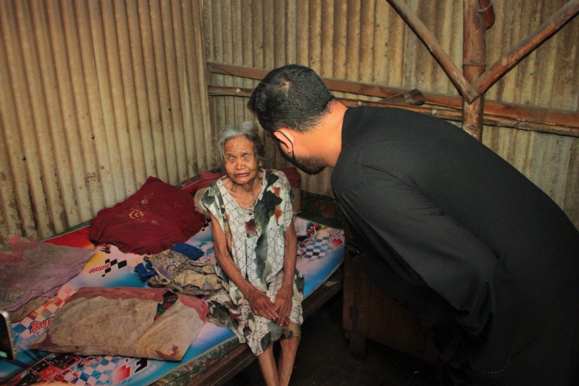 Bantu Lansia, Wali Kota Probolinggo Turun Langsung dan Sisihkan Gaji