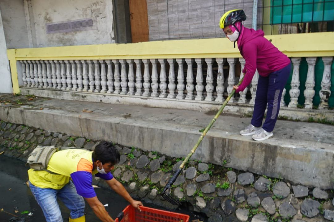 Antisipasi Banjir di Musim Hujan, Ning Ita Cek Saluran Air