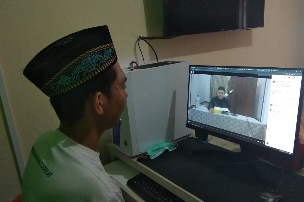Berkah Pandemi (2): Alumni Pesantren Manfaatkan Ngaji Kitab Virtual di Media Sosial