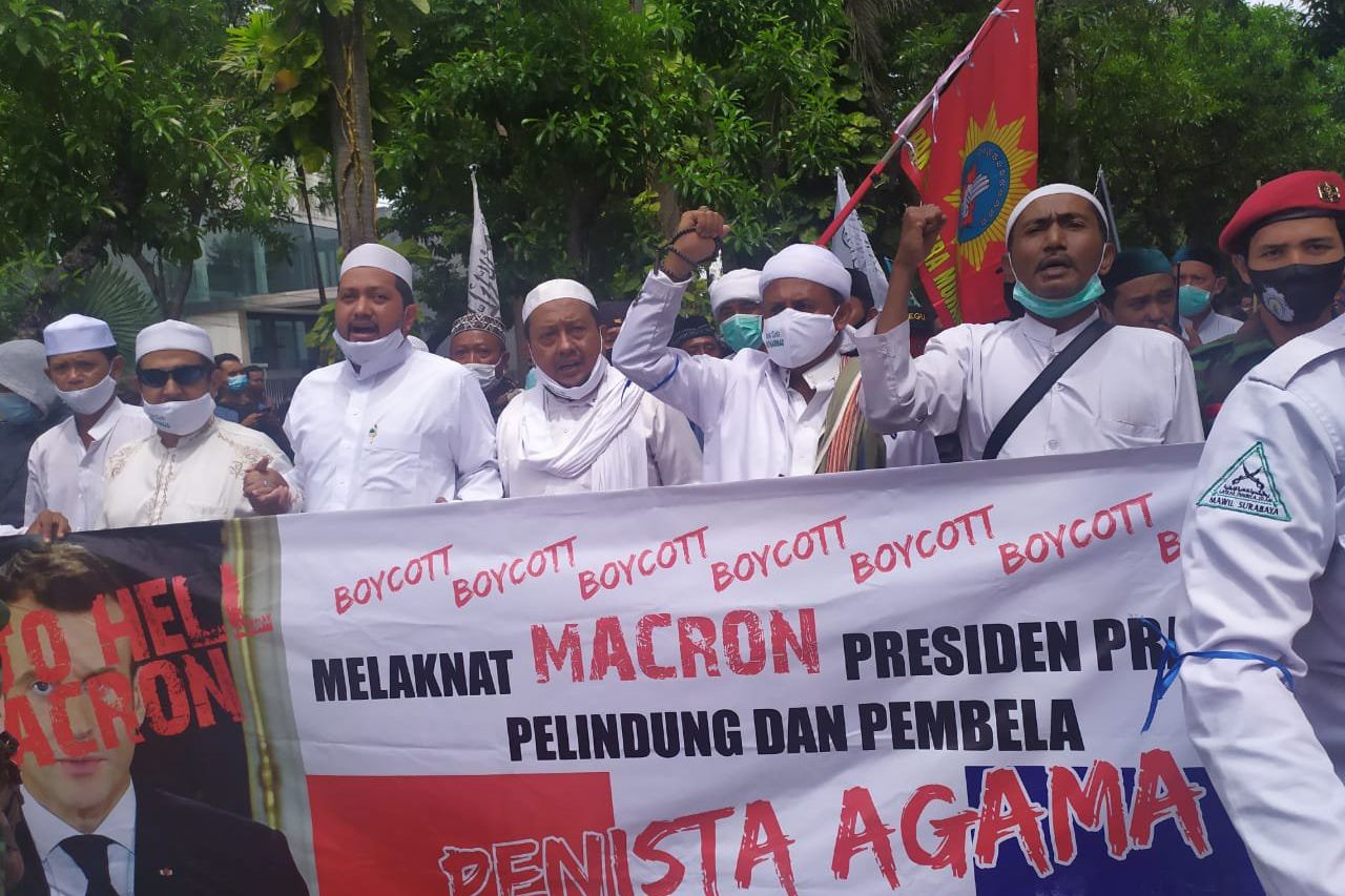 Ratusan Massa Unjuk Rasa di Depan Konjen Prancis