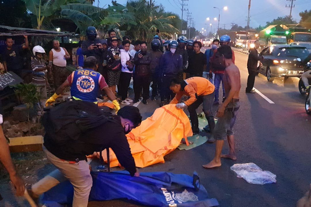 Sekeluarga Naik Motor, Ibu dan Anak Tewas Terlindas Truk