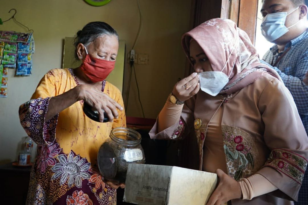 Stop Cukai Illegal, Ning Ita Blusukan Sidak Rokok Tanpa Pita Cukai