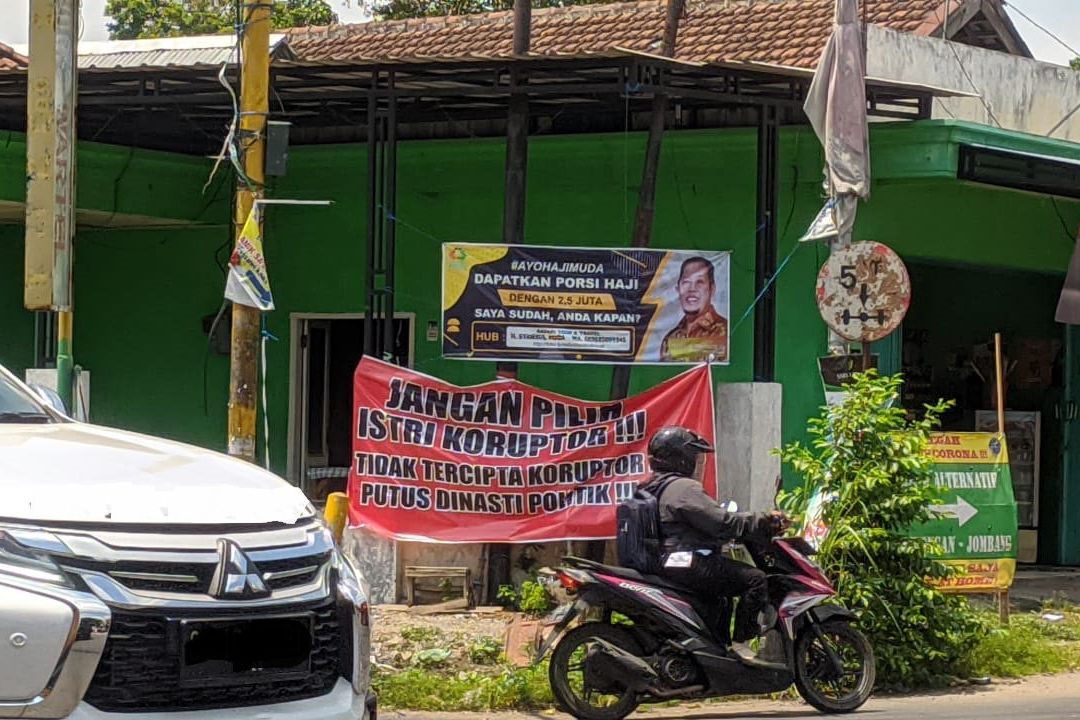 Muncul <em>Banner</em> Sindir Istri Mantan Bupati Mojokerto, Bawaslu Tunggu Laporan Resmi