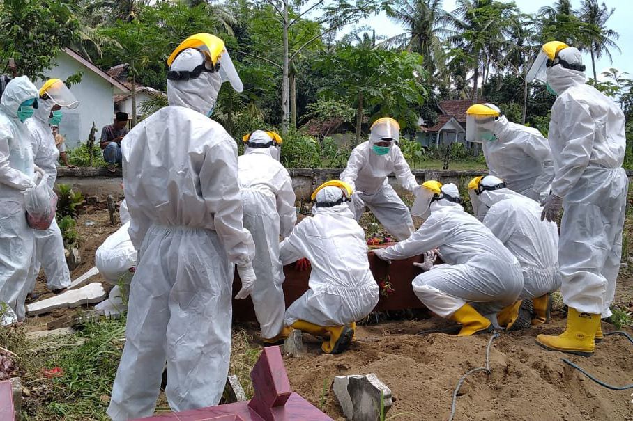 Sempat Habis, PMI Jember Terima Bantuan Baju Pengaman Pengantaran Jenazah Covid