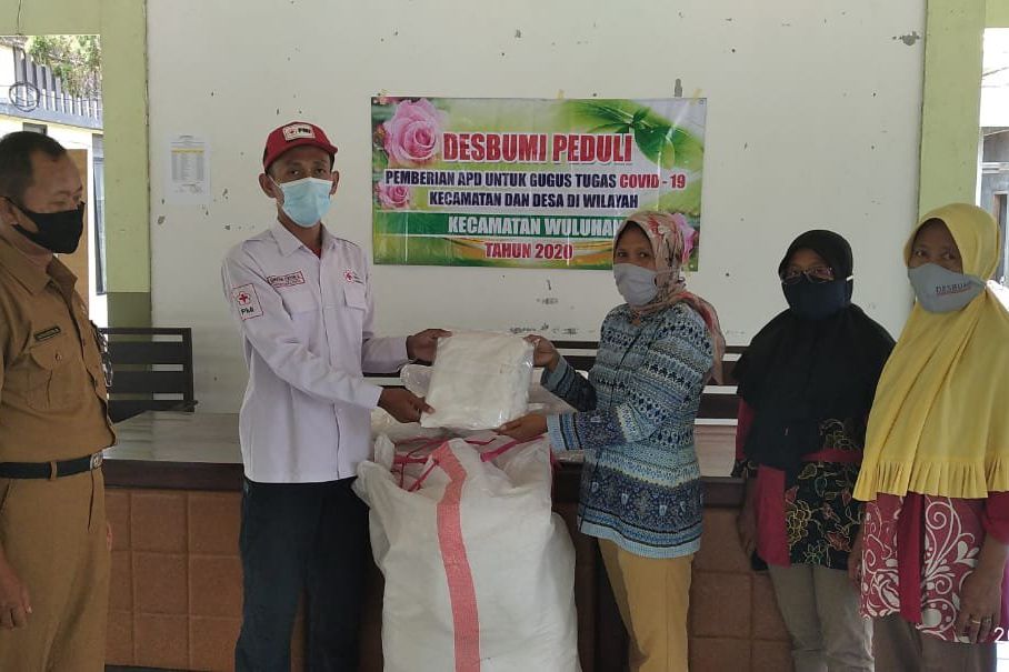 Mantan Pekerja Migran Sumbang Baju Pelindung Covid untuk PMI Jember