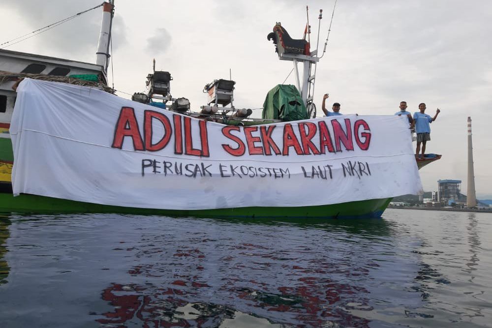 Aktivis Lingkungan Protes Tumpahan Batubara di Perairan PLTU Paiton