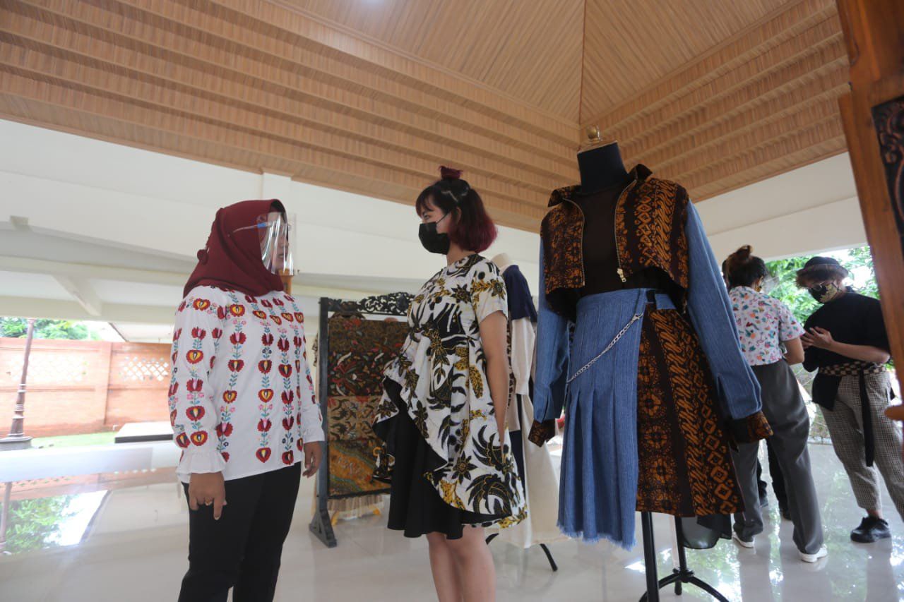 Kolaborasi Desainer Milenial dan Perajin Batik di Mojokerto Batik Festival 2020  