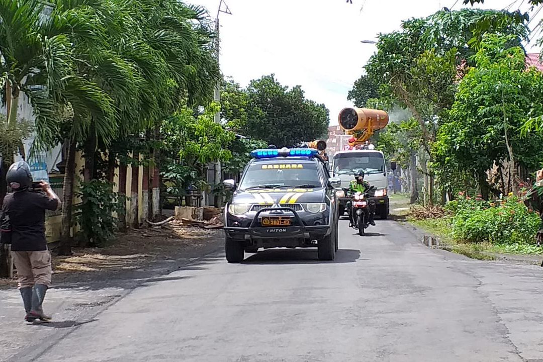 Cegah Penyebaran Covid-19, PMI Semprot Disinfektan di Tempat Wisata dan Layanan Publik