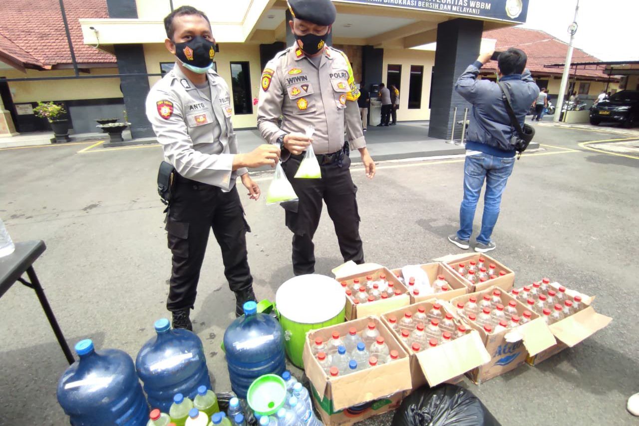 OLS, Polresta Mojokerto Amankan Ratusan Miras Oplosan