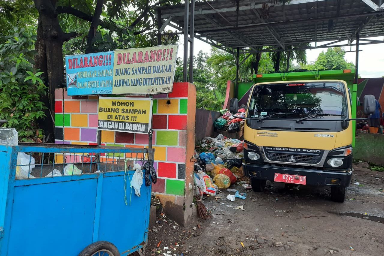 Tak Ada APBD, Tukang Sampah di Jember Sumbang Biaya Solar Truk Sampah