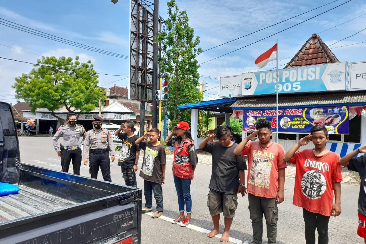Bikin Resah Pengguna Jalan, Satlantas Polres Ponorogo Hukum Anak Punk