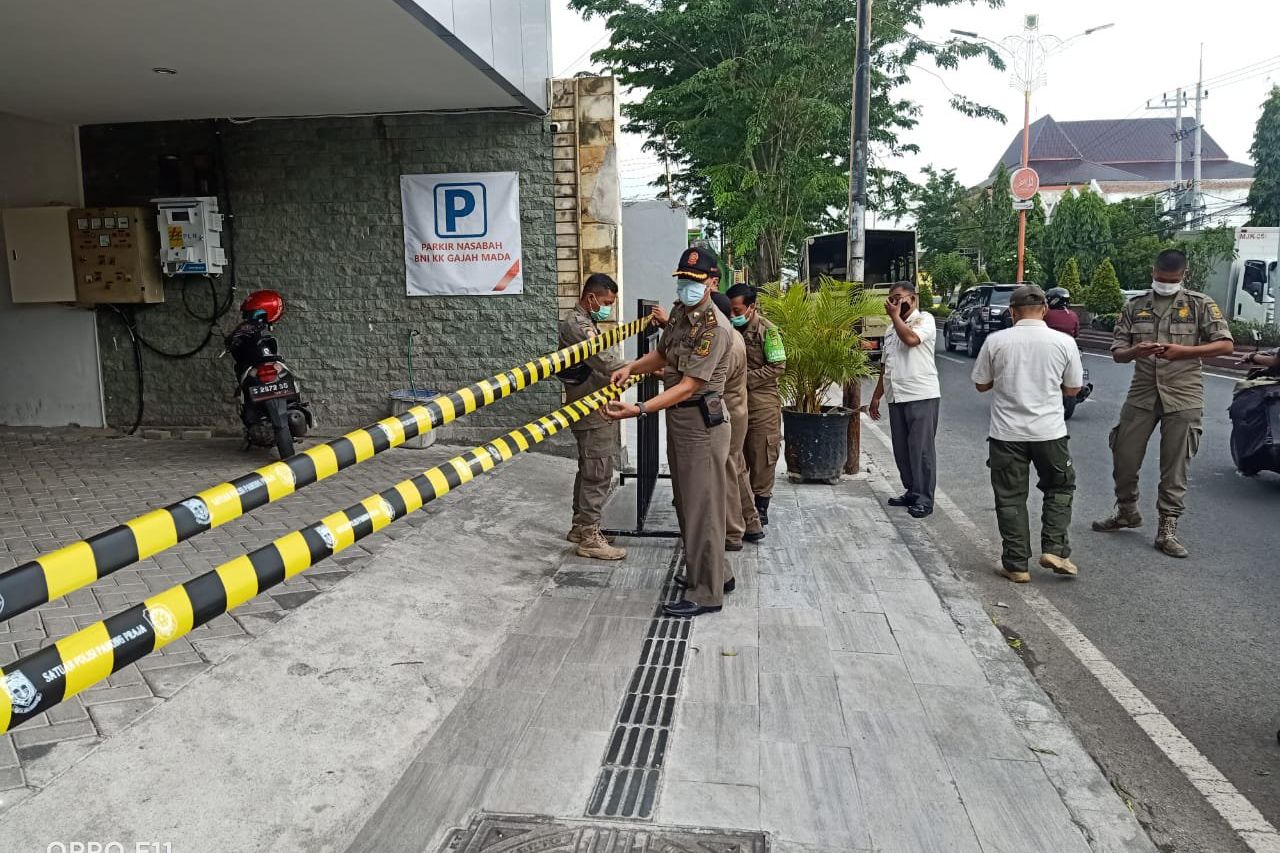 IMB Tak Diubah, Satpol PP Segel Kantor Kas BNI Mojokerto
 