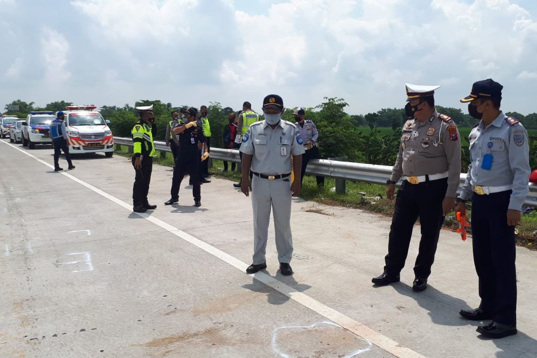 Bus Bali - Sumatera Tabrak Truk di Tol Magetan, Dua Penumpang Tewas