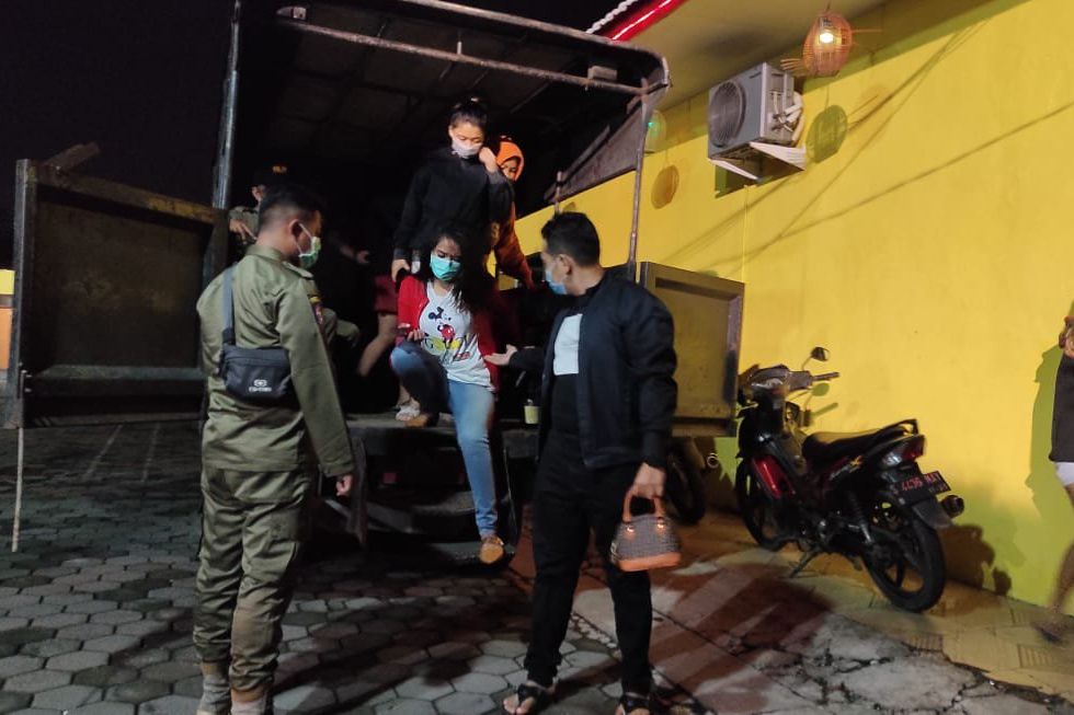 Razia Kos, Satpol PP Kota Mojokerto Amankan Pasangan Mesum dan Miras