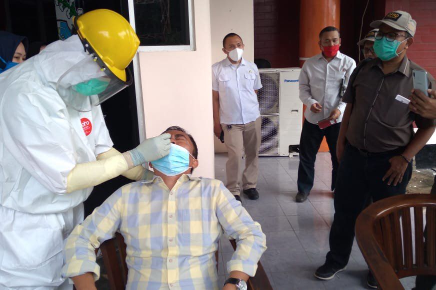 Anggota dan Staf DPRD Situbondo Dites Cepat Antigen, Satu Orang Positif