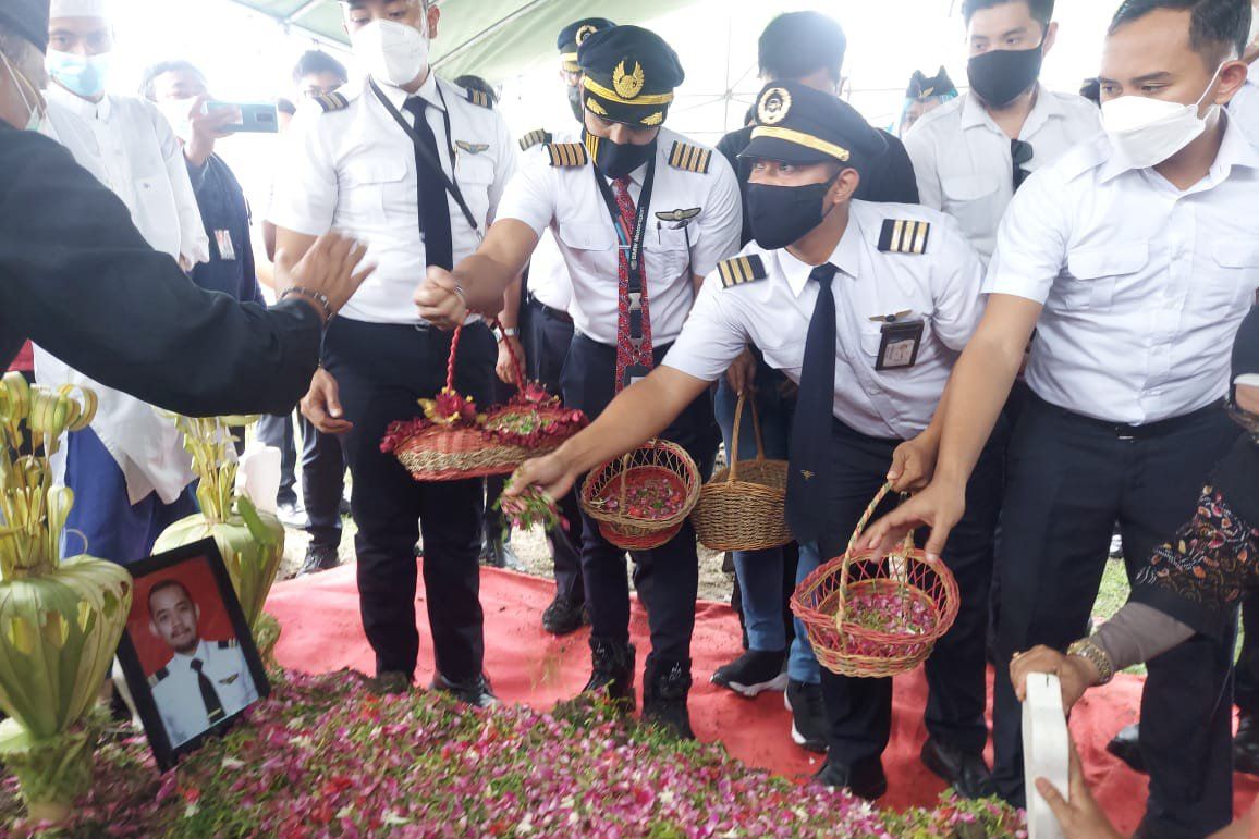 Jenazah Fadly Kru Sriwijaya Air SJ-182 Dimakamkan, Ini Kata Rekan Almarhum