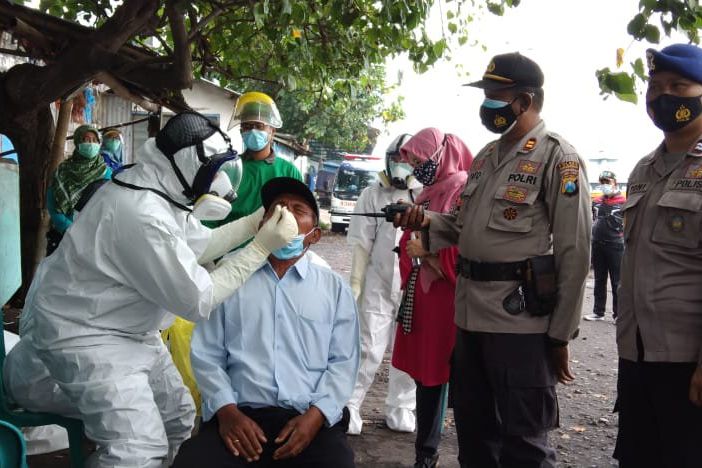 Tekan Covid-19, Warga Gili Ketapang Probolinggo Jalani Tes Cepat Antigen