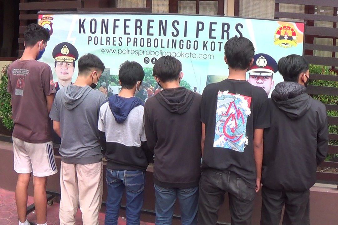 Ugalan-ugalan Terjang Genangan Air dengan Mobil, Enam Remaja Diperiksa Polisi