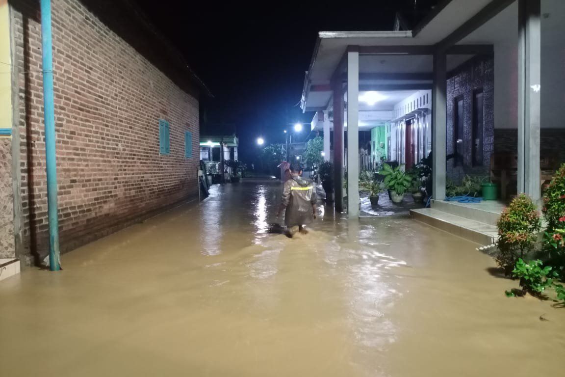 Hujan dan Angin Kencang Sebabkan Pohon Tumbang hingga Banjir Bandang