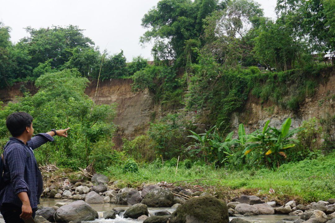 Tebing Sungai Longsor, Sejumlah Rumah di Mojokerto Terancam Ambles