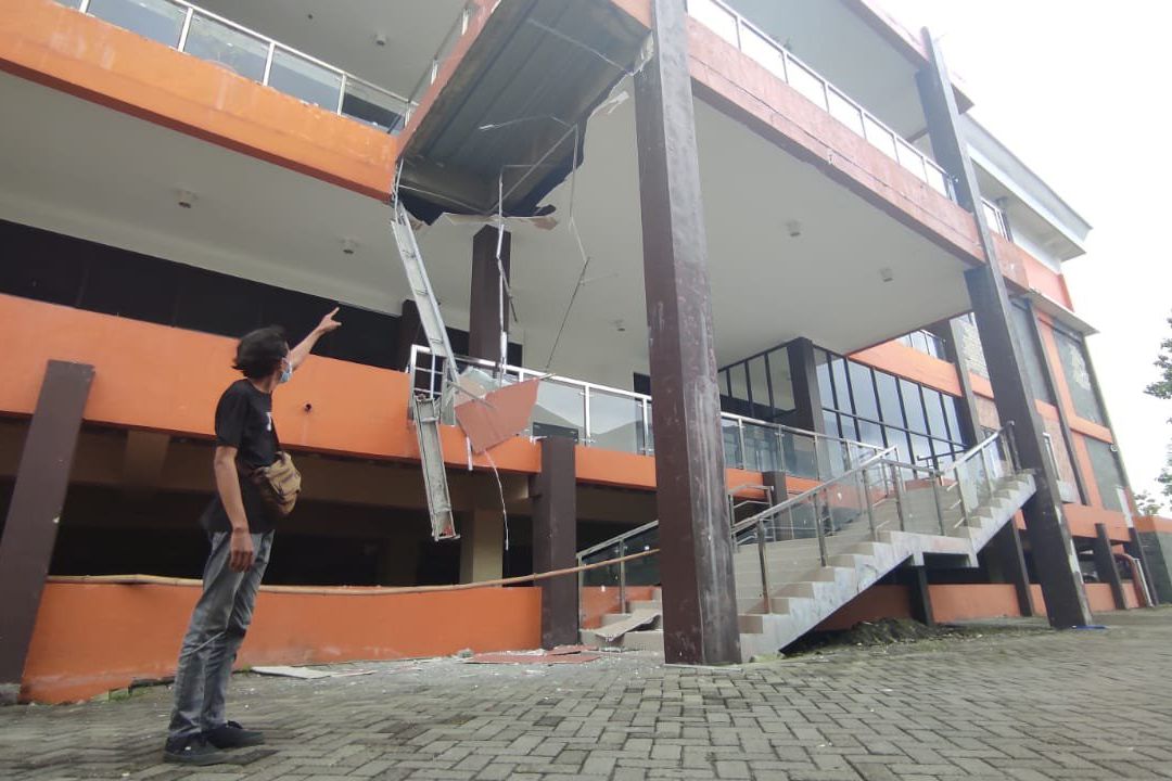 Atap Plafon Mal Pelayanan Publik GMSC Mojokerto Kembali Runtuh
 