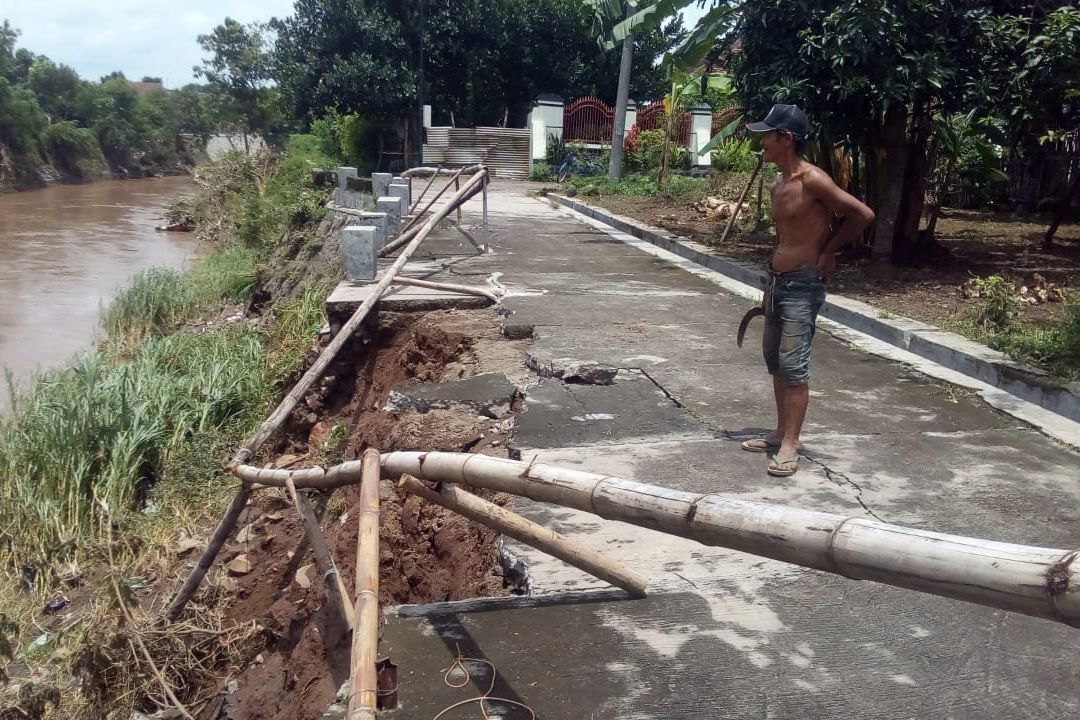 Sepekan Diguyur Hujan, Tujuh Titik Plengsengan Sungai Brangkal Mojokerto Ambrol
