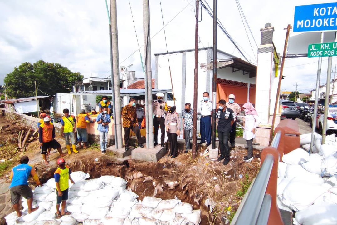 Plengsengan Ambrol Ancam Jembatan di Mojokerto, Sementara Ditahan Karung Pasir