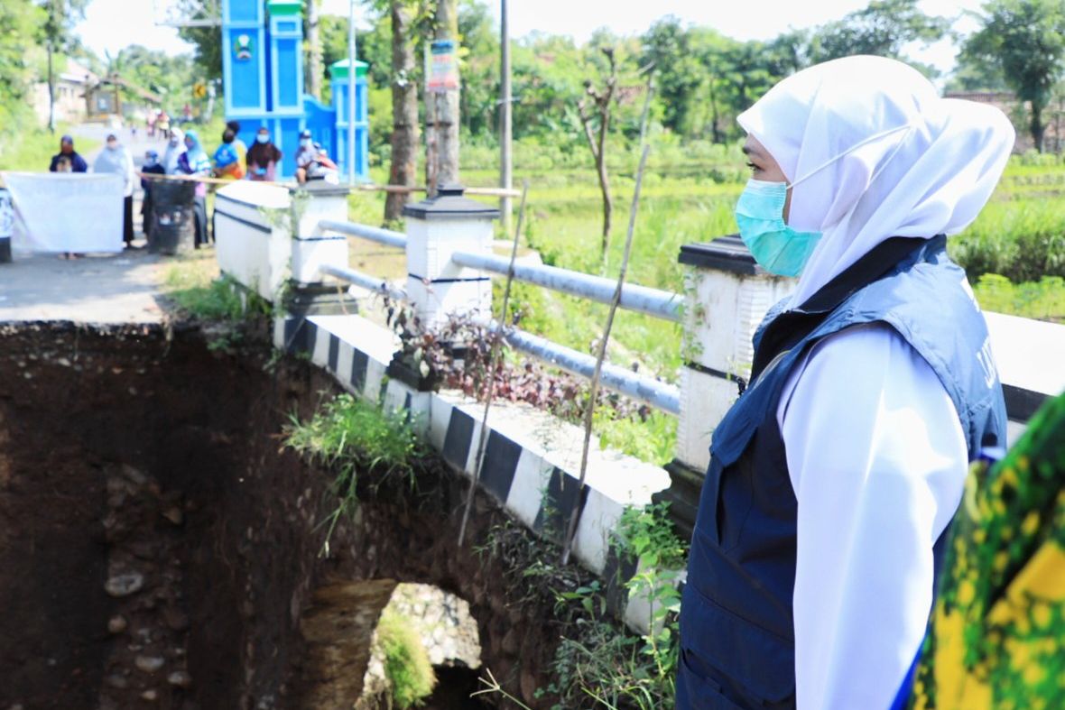 Khofifah Minta Perbaikan Sementara Akses Jembatan yang Putus di Magetan