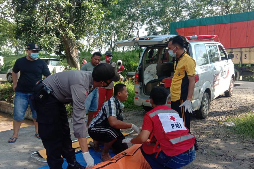 Polisi Cari Sopir Truk Diduga Pelaku Tabrak Lari Pengendara Motor di Mojokerto
 