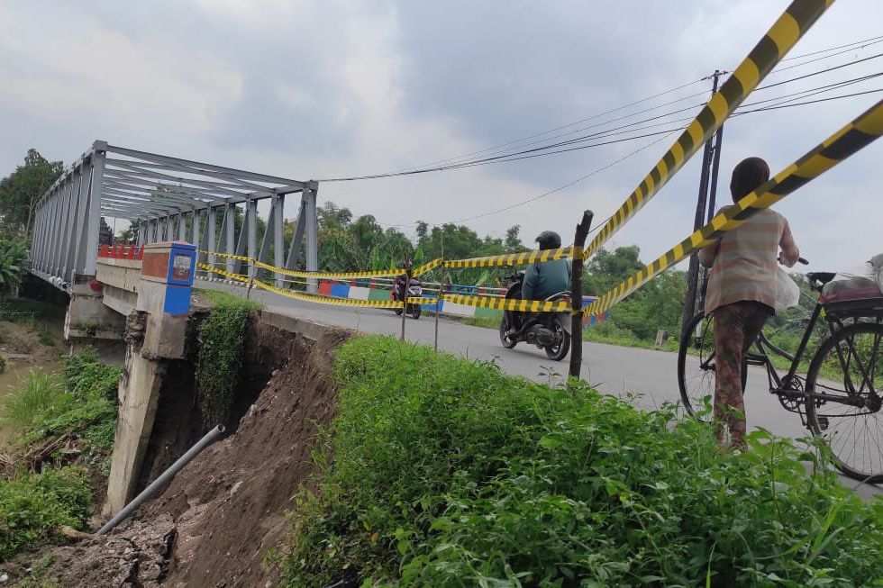 Plengsengan Jembatan Sungai Lamong Penghubung Mojokerto-Gresik Ambrol