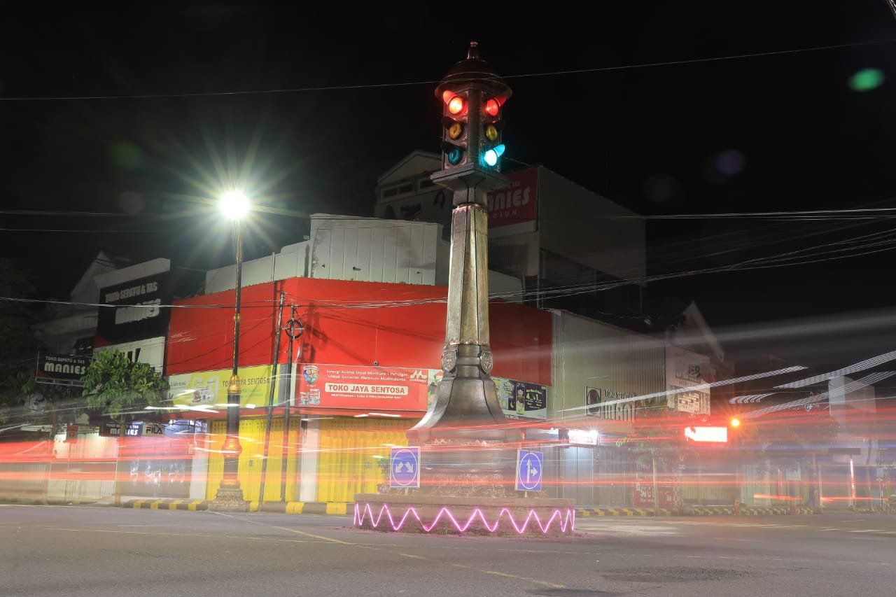 Lampu Merah Kuno Penanda Titik Nol Kota Madiun