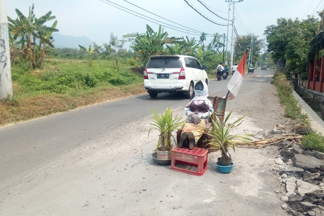 Jalan Rusak di Mojokerto Dipasangi Boneka, Perbaikan Terkendala Administrasi