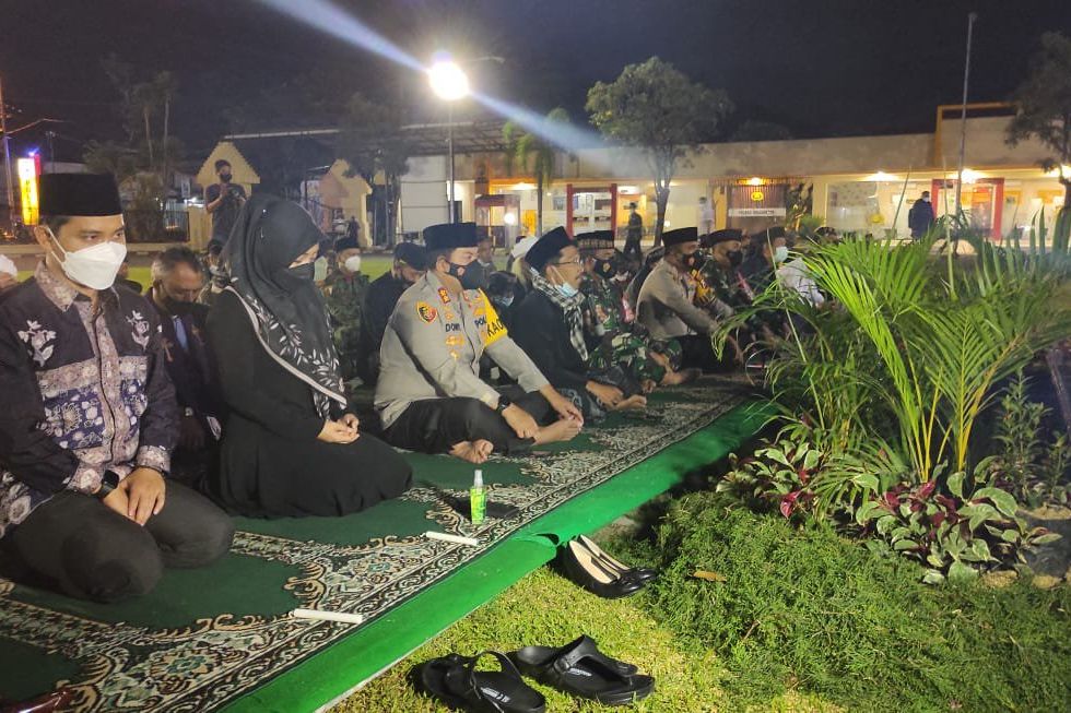 Forkopimda Mojokerto dan Lintas Agama Berdoa untuk Awak KRI Nanggala