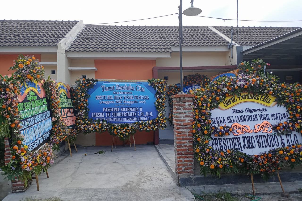 Rumah Sertu Yogie di Mojokerto Dipenuhi Karangan Bunga, Warga Gelar Tahlilan