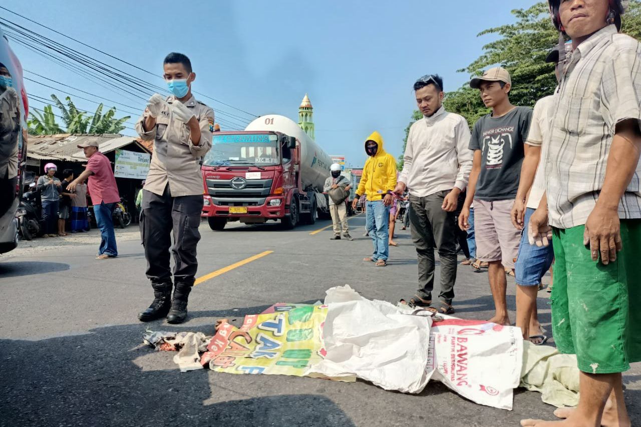 Tak Kenakan Helm, Pengendara Motor Sport Tewas Terlindas Truk di Probolinggo